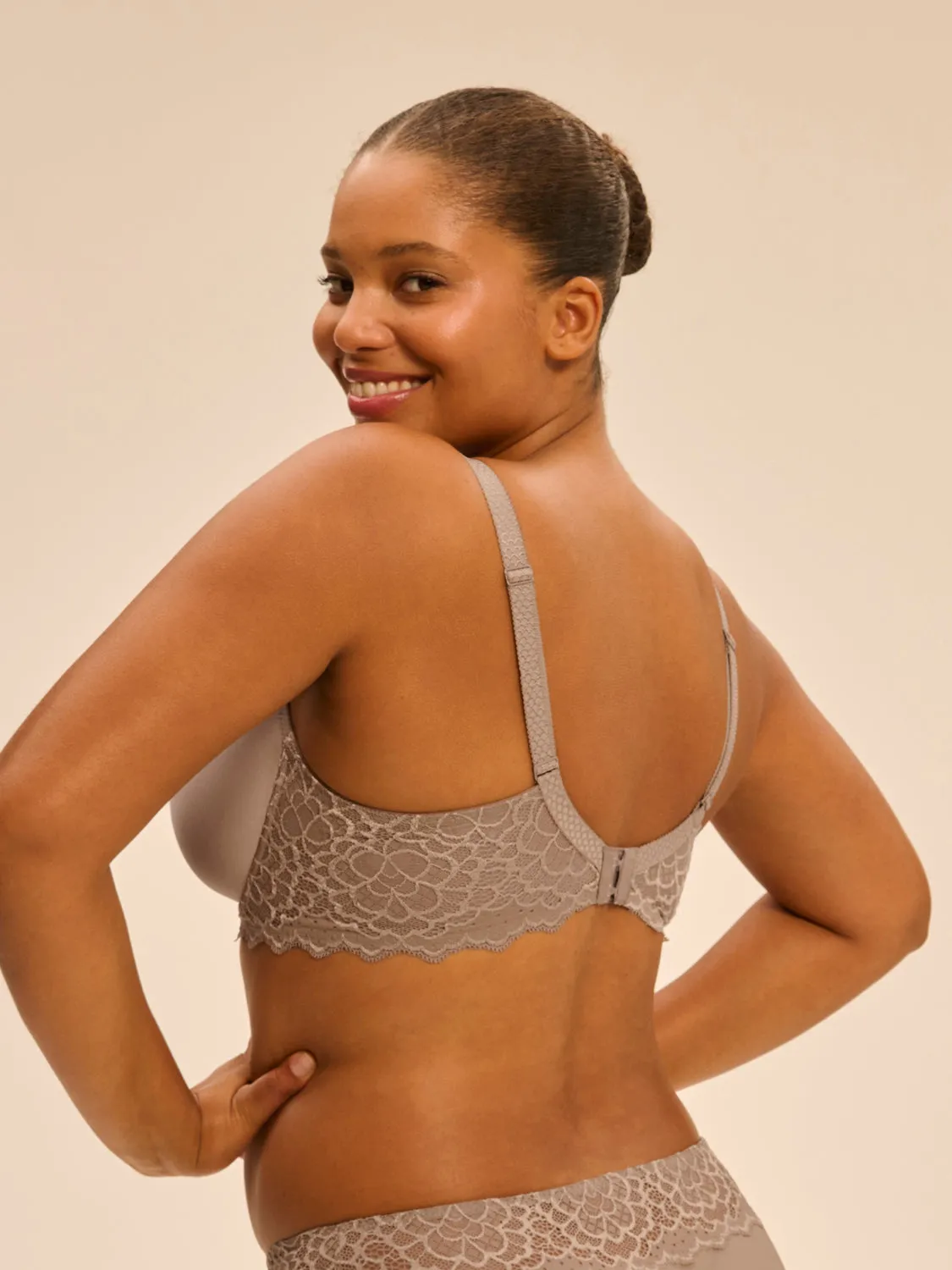 Caresse 3D Plunge - Greige